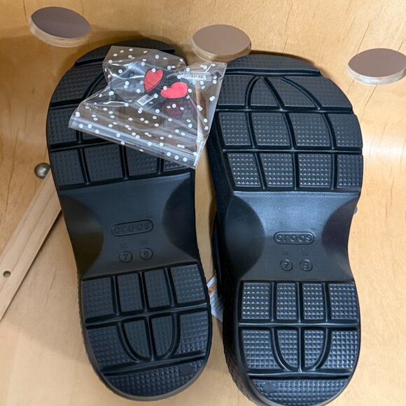 New CROCS Black Stomp Clogs High Platform Chunky With Red Heart Jibbitz M 7 W 9 - Picture 6 of 14